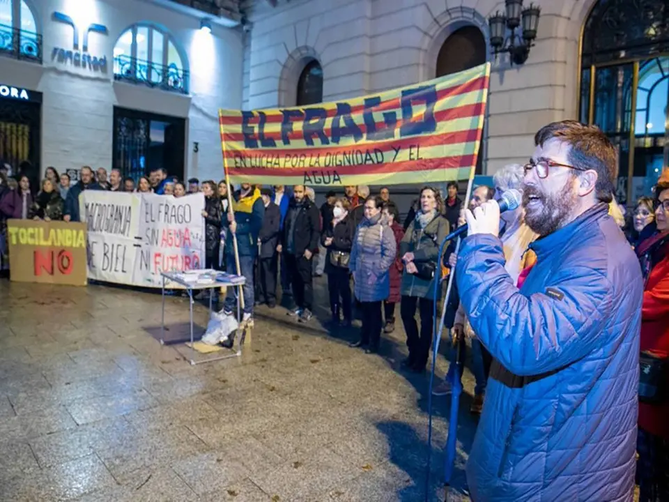 El alcalde Jos&eacute; Ram&oacute;n Reyes y varios vecinos, en una concentraci&oacute;n en Zaragoza contra la macrogranja
