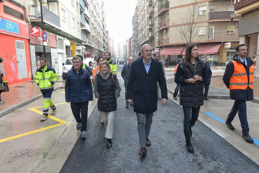 El alcalde de Zaragoza, Jorge Azc&oacute;n, durante la visita a la reforma integral de la calle Reina Fabiola