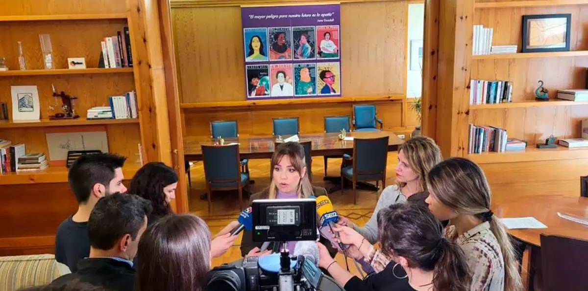 Maru D&iacute;az atendiendo a los medios