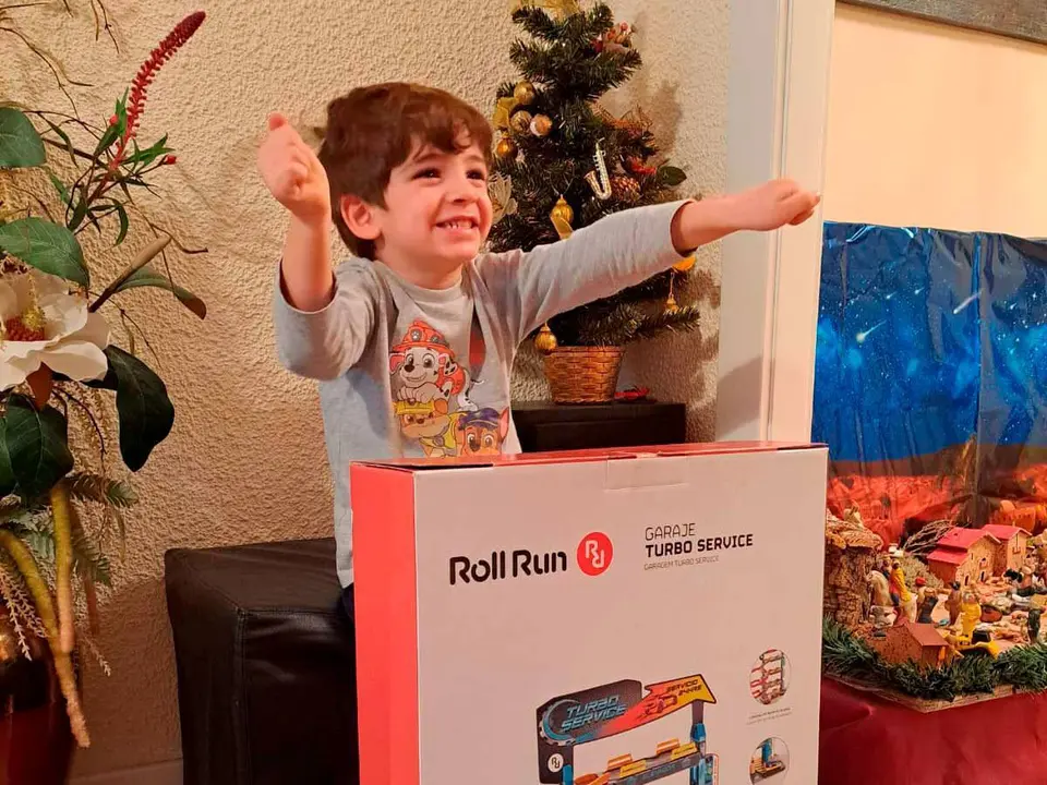 El peque&ntilde;o &Aacute;lvaro con sus regalos