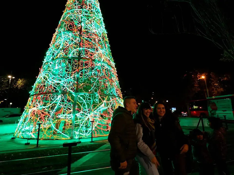 Grupo de gente haci&eacute;ndose fotos en la plaza Basilio Para&iacute;so