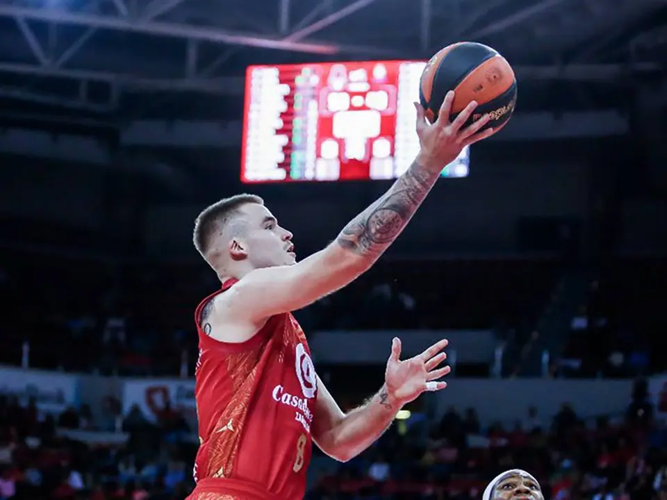 Radoncic entra a canasta con la mano derecha 