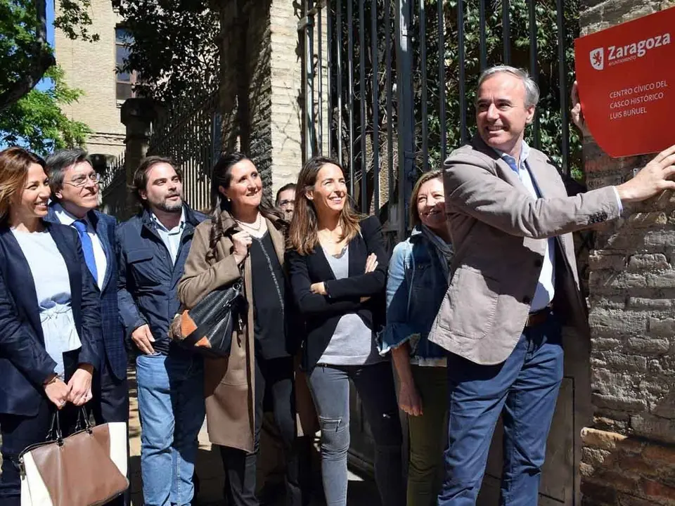 Jorge Azc&oacute;n poniendo una placa del Centro C&iacute;vico Luis Bu&ntilde;uel