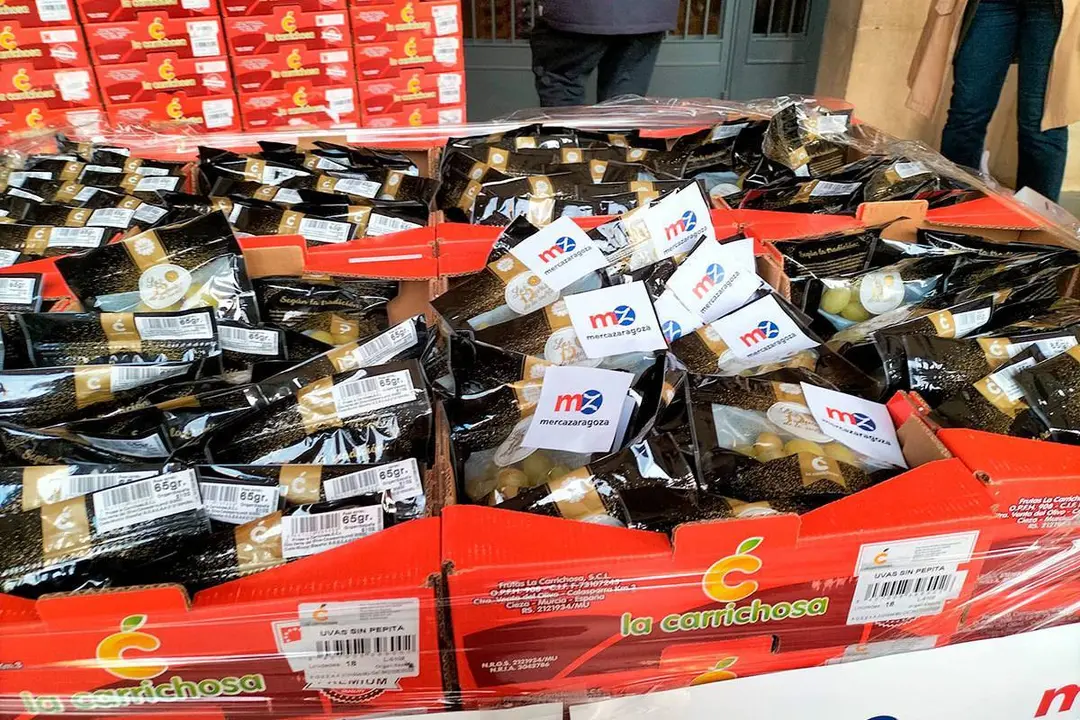 Cajas de Mercazaragoza con las 3.000 bolsas de uva