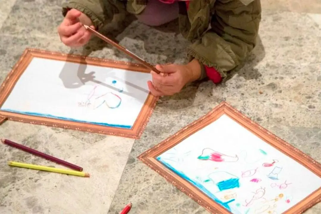 Ni&ntilde;os dibujando en el suelo