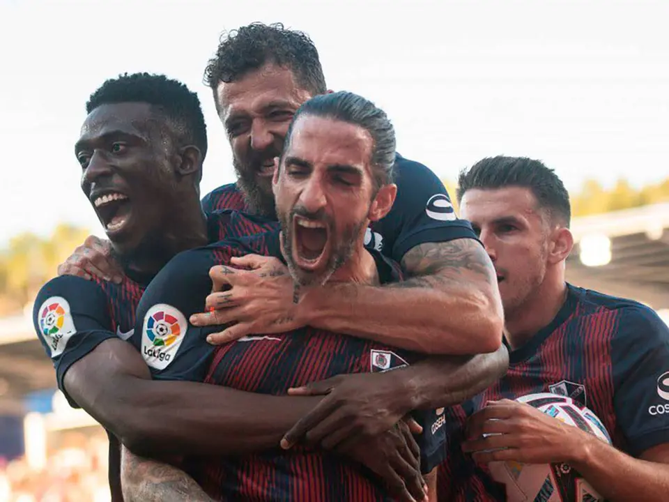 Marc Mateu celebra un gol con Timor