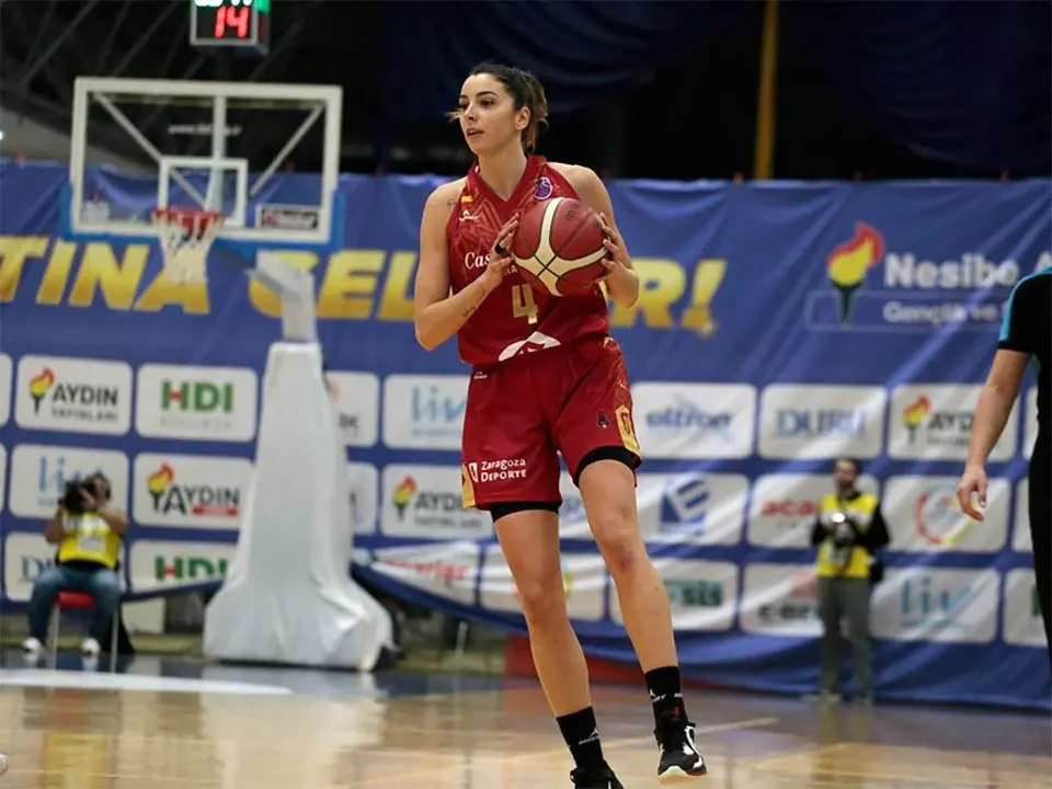 Mariona Ortiz, muy participativa, llev&oacute; a su equipo a no bajar los brazos y fue una figura clave en el partido. Foto: @CasademontZGZ