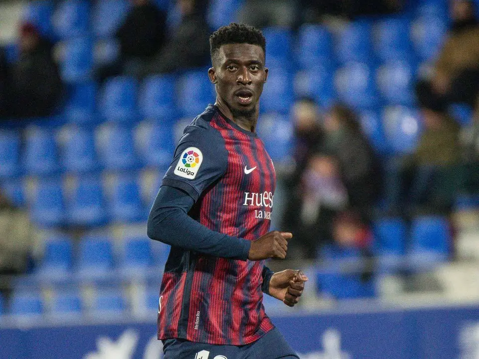 Kant&eacute; durante la primera parte corre en el c&eacute;sped de El Alcoraz