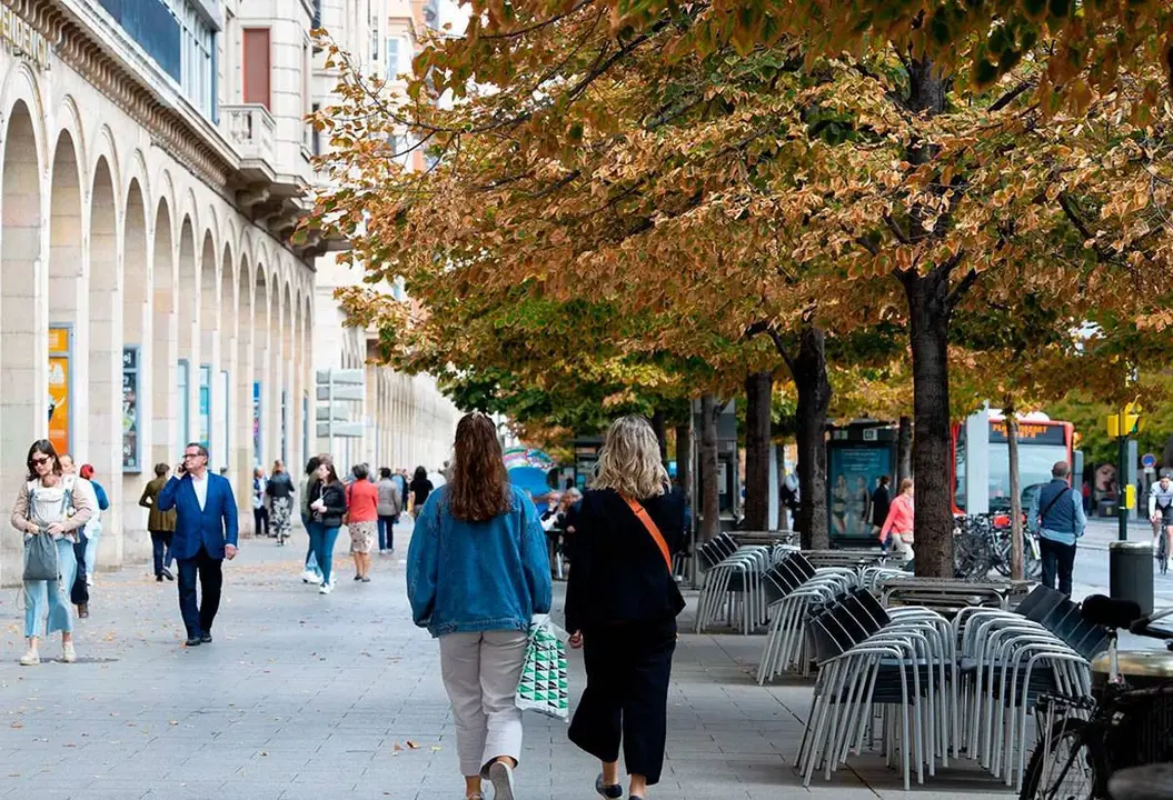 Gente paseando por Zaragoza