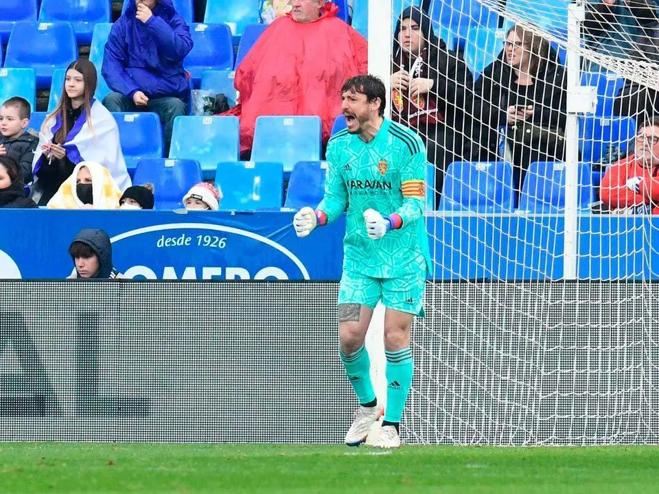 Cristian celebra una parada ante el Mirand&eacute;s 