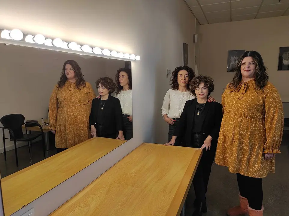 Anna R. Costa, Coria Castil y Sandra Hermida creadoras de la serie "F&aacute;cil", nominada a los Feroz