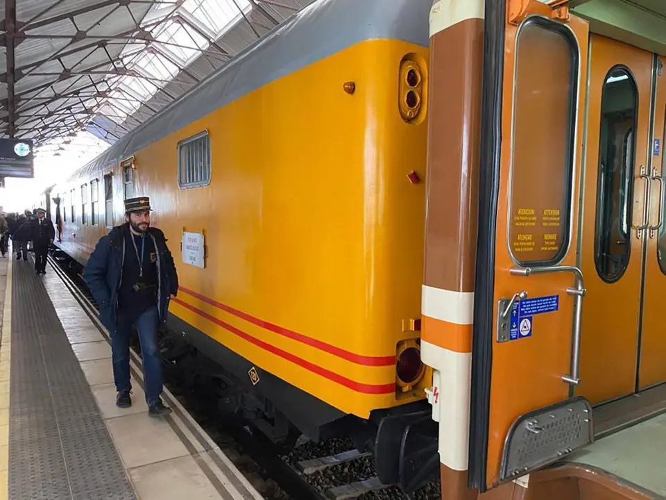 El Tren Blanco, estacionado en Canfranc tras cinco horas de trayecto