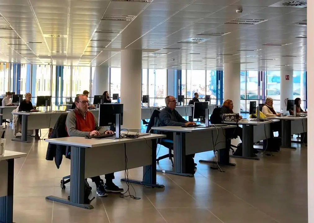 Trabajadores digitalizando los registros en la provincia de Zaragoza