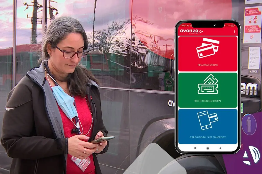 Usuaria utilizando la app de Avanza