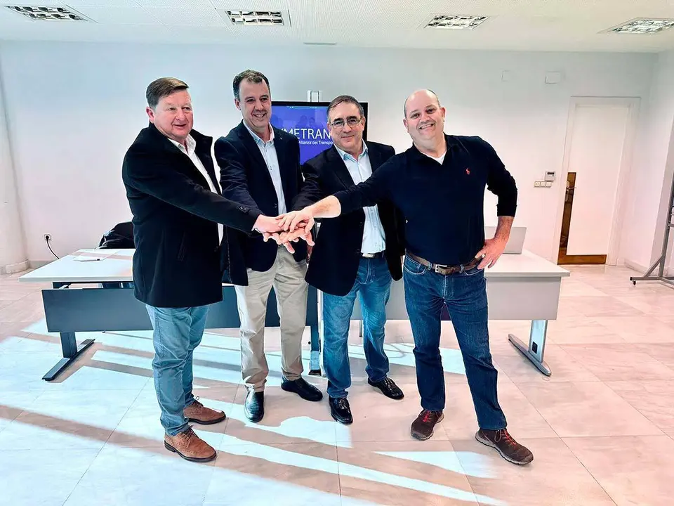 El presidente de Apetamcor, Javier Gonz&aacute;lez; el presidente de Asebutra, Eduardo Rilova; el presidente de Tradime, Jos&eacute; Antonio Moliner, y el presidente de Tradisna, Peio Perochena, durante la constituci&oacute;n de Pymetrans Alianza 