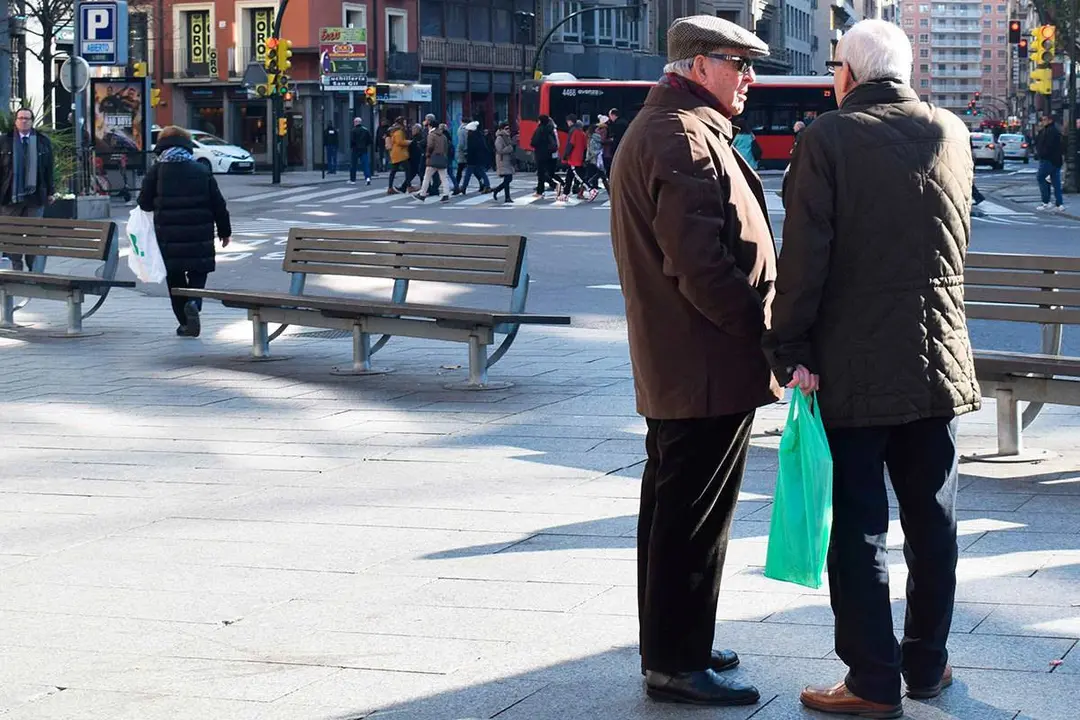 Dos se&ntilde;ores jubilados en la calle