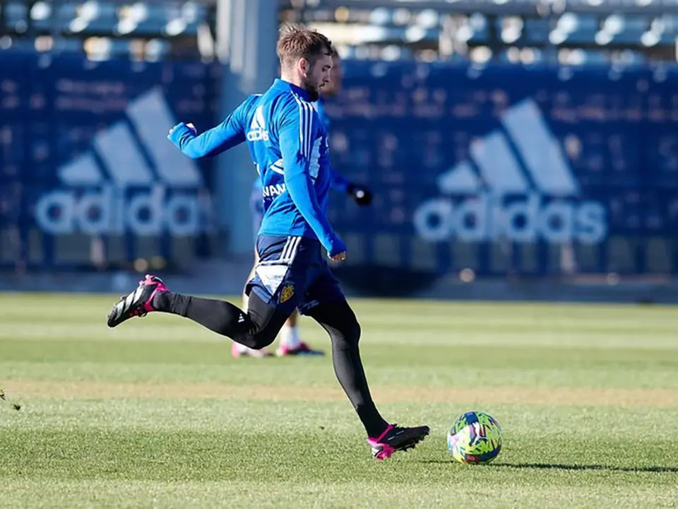 Vada golpea un bal&oacute;n en un entrenamiento