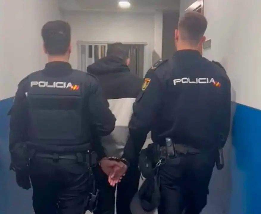 Instantes despu&eacute;s de la agresi&oacute;n, el atacante fue neutralizado y detenido. Imagen: Polic&iacute;a Nacional