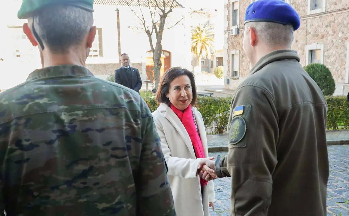 Robles, durante una visita a los ucranianos que se adiestran en Toledo. Foto Rub&eacute;n Somonte/MDE