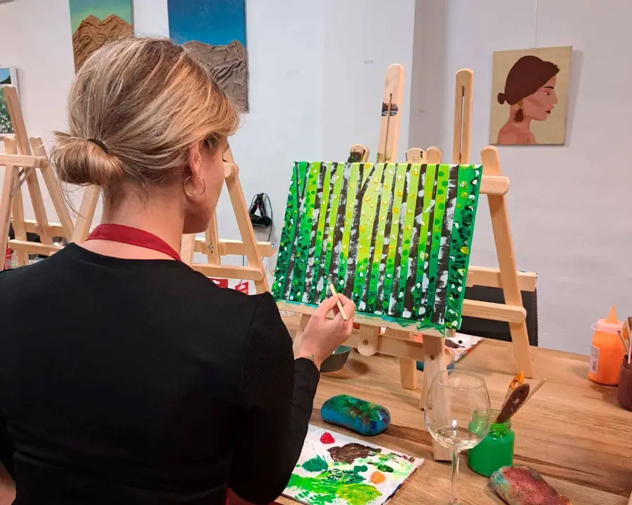 Chica pintando en un taller de Pinta y Brinda en Zaragoza