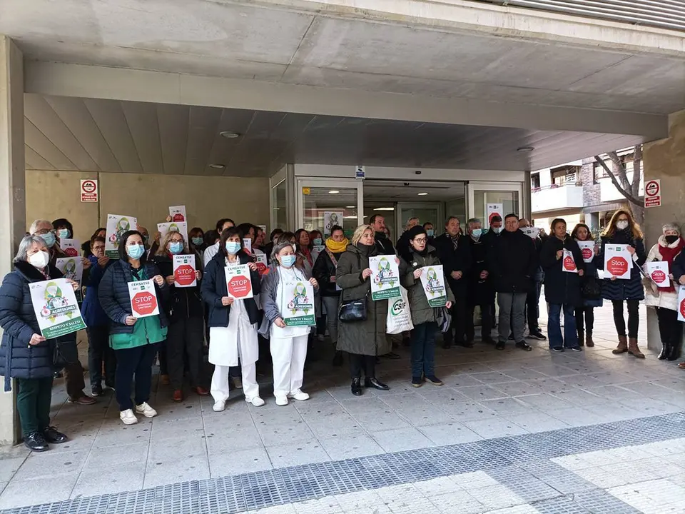 Los trabajadores del Amparo Poch se han concentrado este viernes en repulsa de la &uacute;ltima agresi&oacute;n