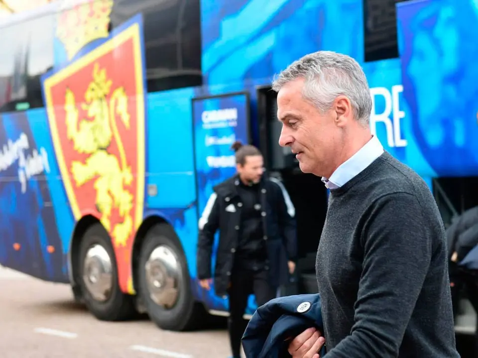 Escrib&aacute; delante del bus zaragocista