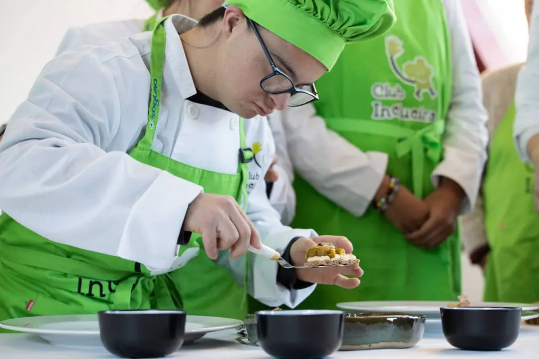 Alumno de Atades cocinando