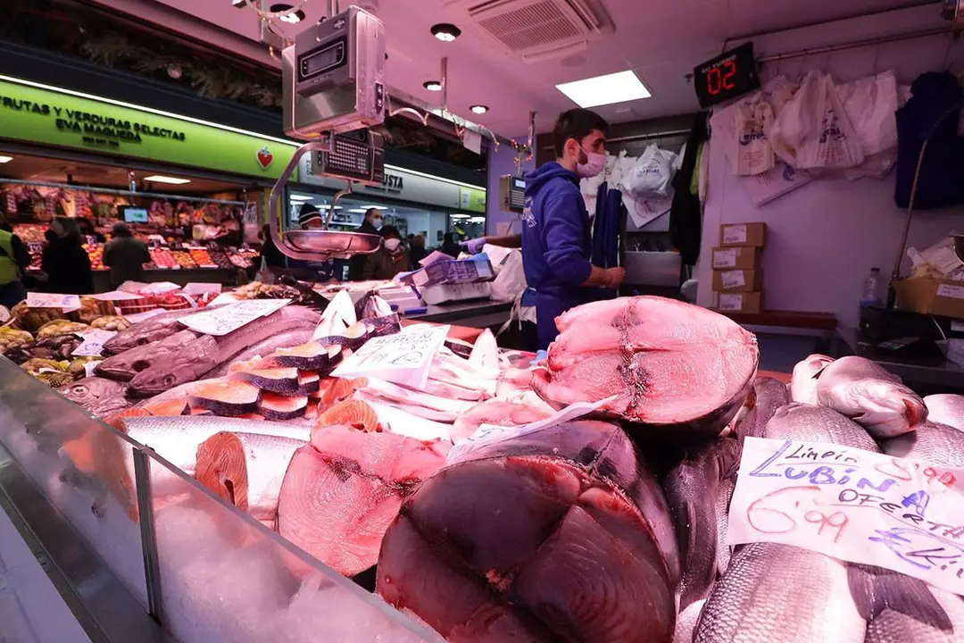 Venta de pescado en mostrador