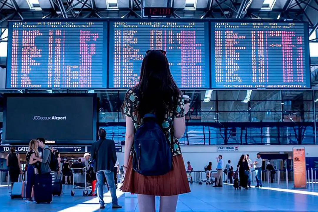 Una turista en el aeropuerto