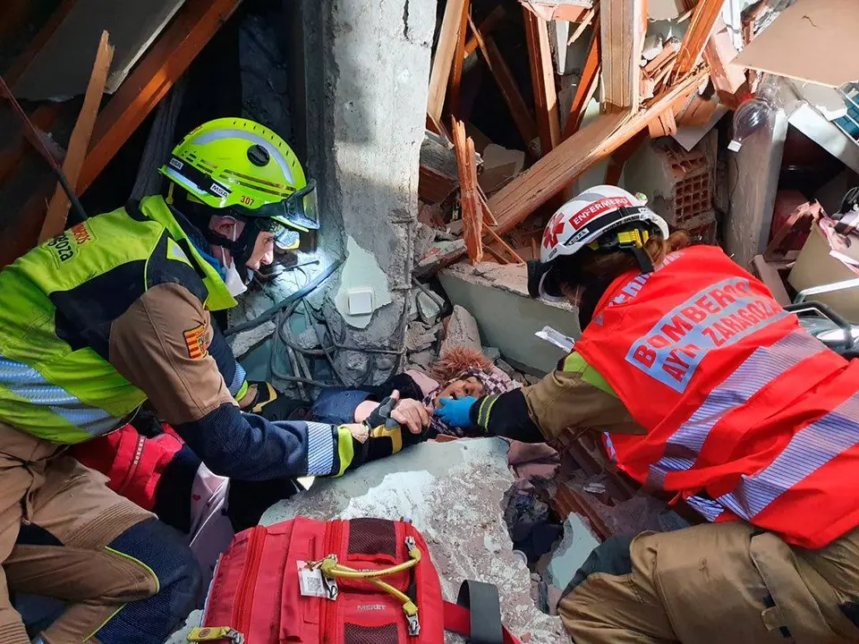 Esta se&ntilde;ora estaba atrapada en una planta colapsada y ha permanecido all&iacute; hasta que un perro ha marcado un indicio y han podido establecer contacto ac&uacute;stico