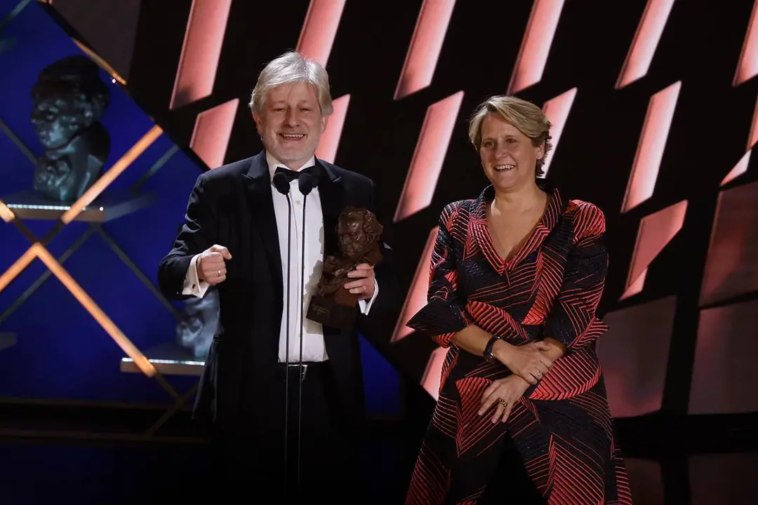 Gaizka Urresti y Paula Labordeta recibieron la pasada noche el Premio Goya a la Mejor pel&iacute;cula documental por "Labordeta, un hombre sin m&aacute;s"

