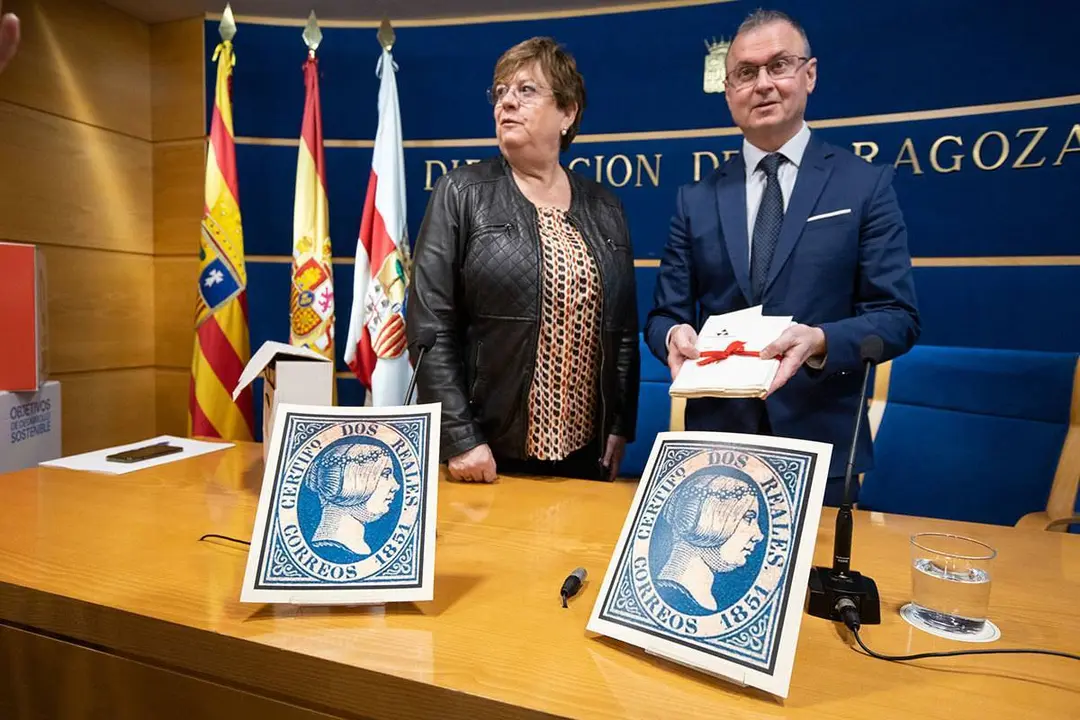 El investigador Jos&eacute; Antonio Herr&aacute;iz y la diputada delegada de Archivos y Bibliotecas de la DPZ, Mercedes Tr&eacute;bol con una imagen del sello y los documentos