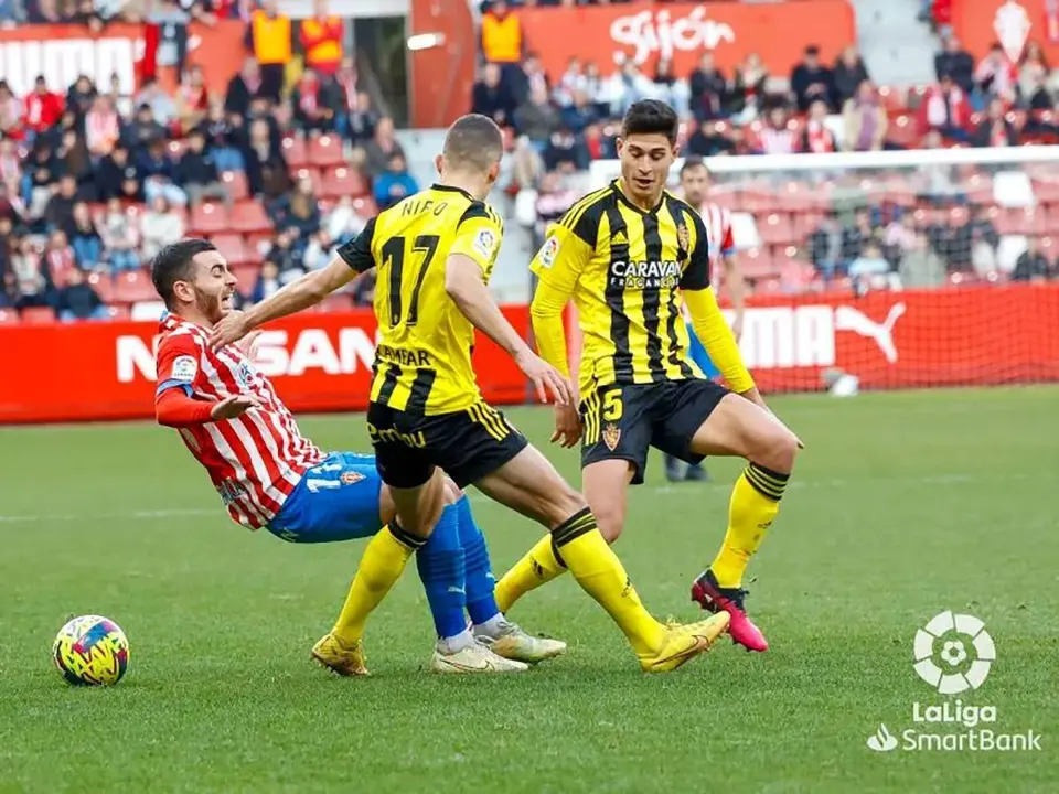 Nieto pelea un bal&oacute;n ante el Sporting