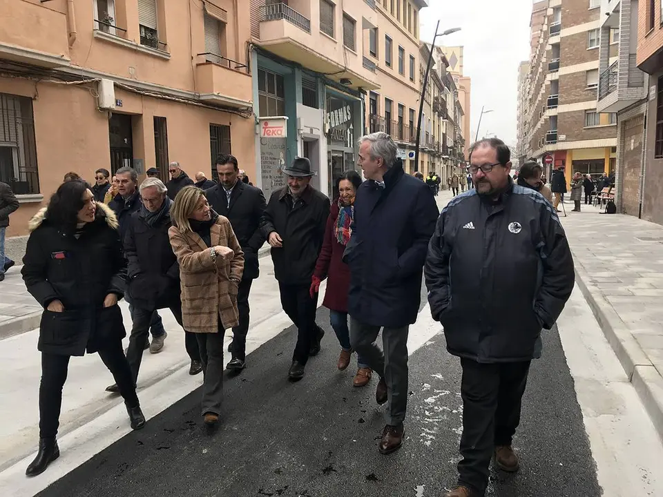 El alcalde de Zaragoza, Jorge Azc&oacute;n, visita la calle Sixto Celorrio totalmente remodelada