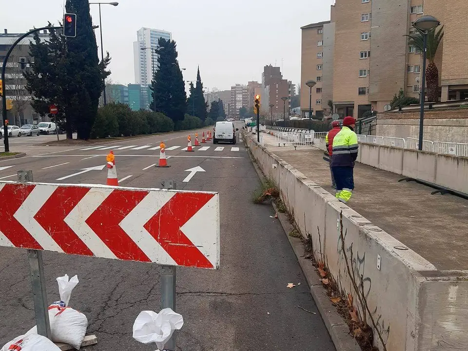 Muro en la avenida Navarra con operarios trabajando 