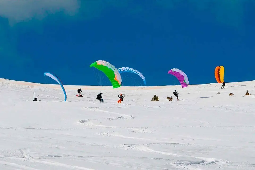 El snowkite mezcla el esqu&iacute; o el snowboard con una cometa de kitesurf. Foto: Aram&oacute;n