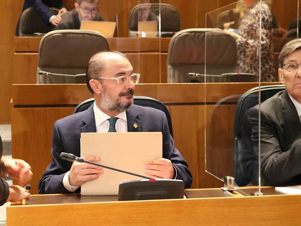 Lamb&aacute;n en las Cortes de Arag&oacute;n con una carpeta en la mano 
