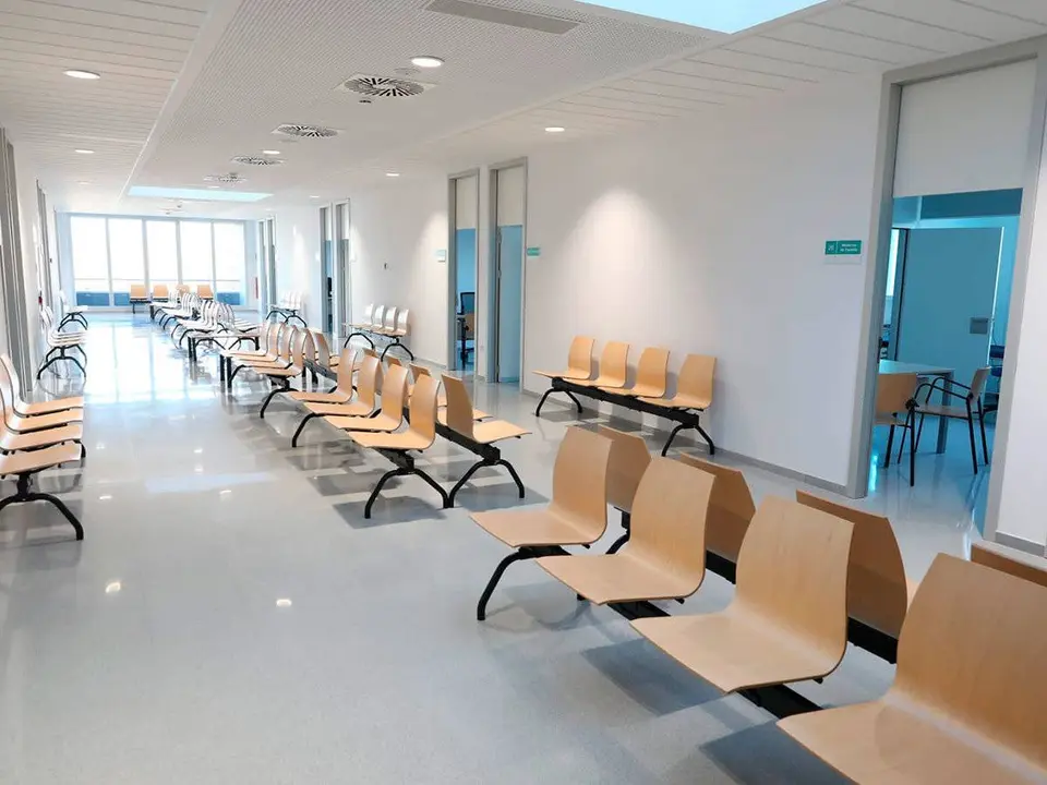 Una de las salas de espera del centro de salud 