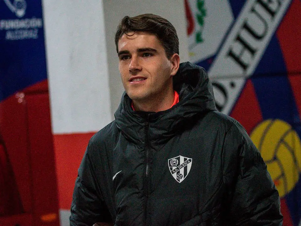 Javi Mart&iacute;nez delante del autob&uacute;s del Huesca
