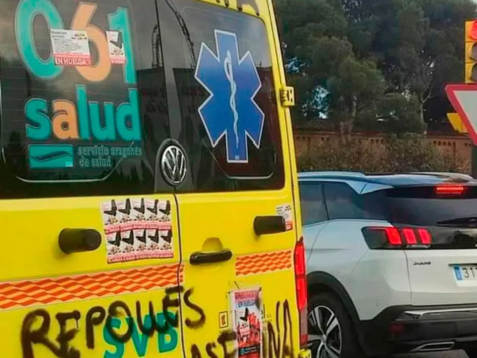Ambulancia con pintadas