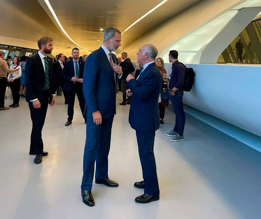 Felipe VI, durante la visita del puente de Zaha Hadid el pasado mes de septiembre
