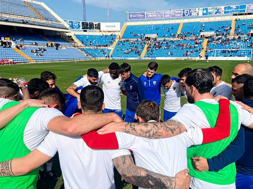 Arenga de los jugadores del Teruel en el Rico P&eacute;rez 