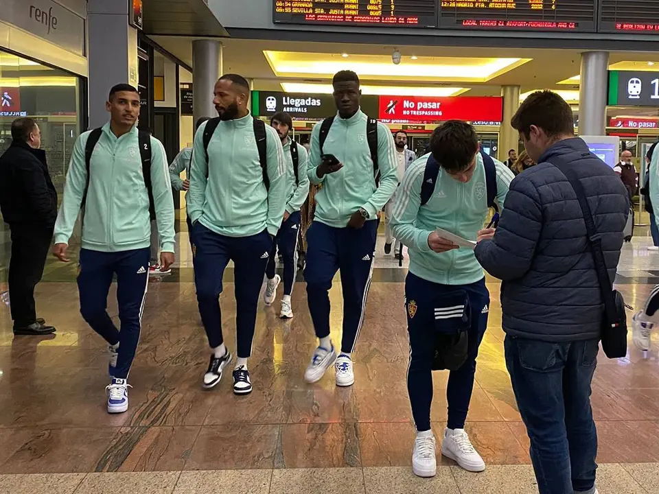 Los jugadores del Real Zaragoza en la estaci&oacute;n