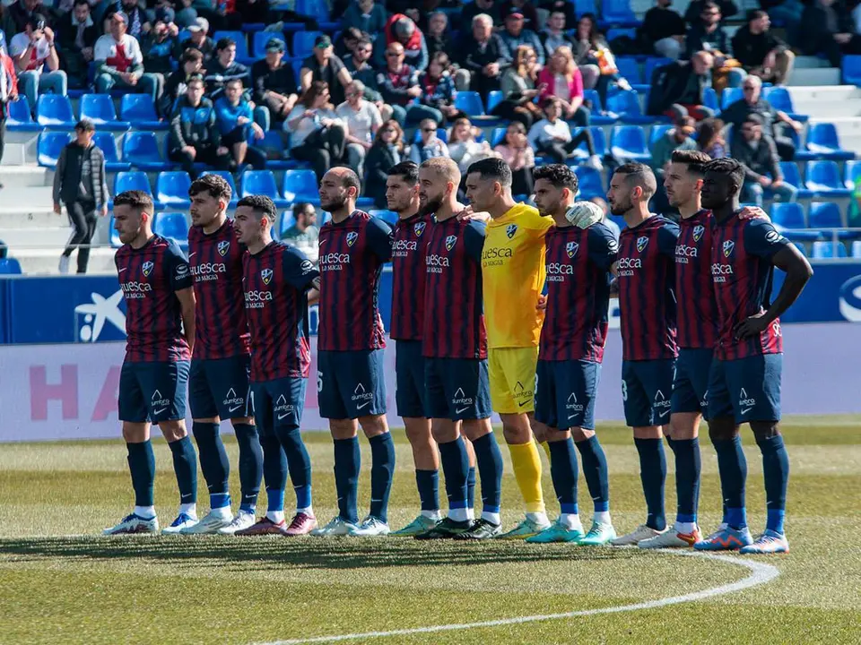 Los jugadores del Huesca antes del partido ante el Granada