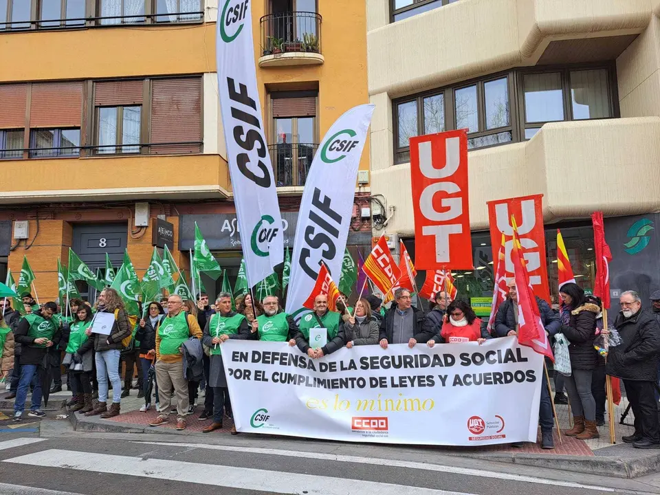 Los sindicatos se han concentrado a las puertas del INSS en la calle Pedro Cerrada de Zaragoza