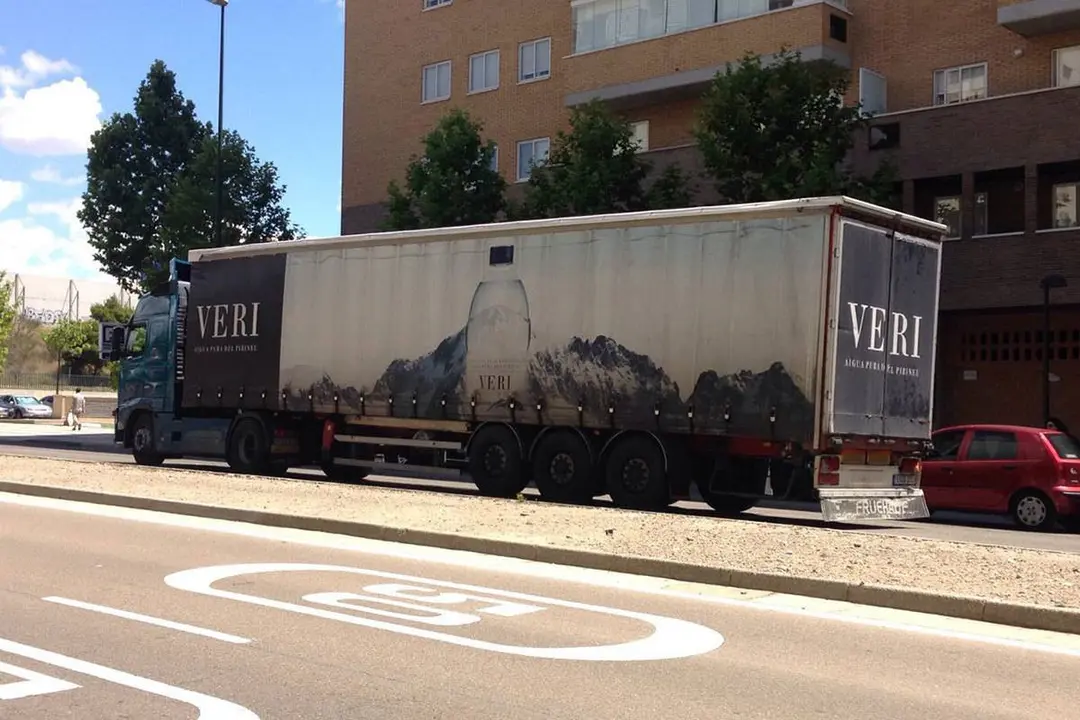 Un cami&oacute;n en carretera