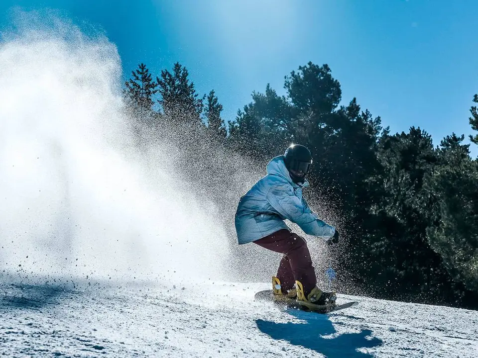 Esquiador en la nieve