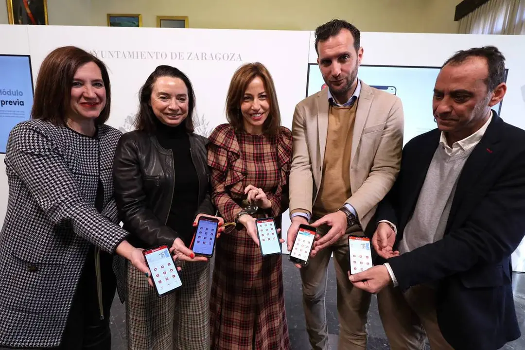 Fern&aacute;ndez, Rouco, Chueca, Rodrigo y Maga&ntilde;a con la aplicaci&oacute;n Zaragoza Conecta