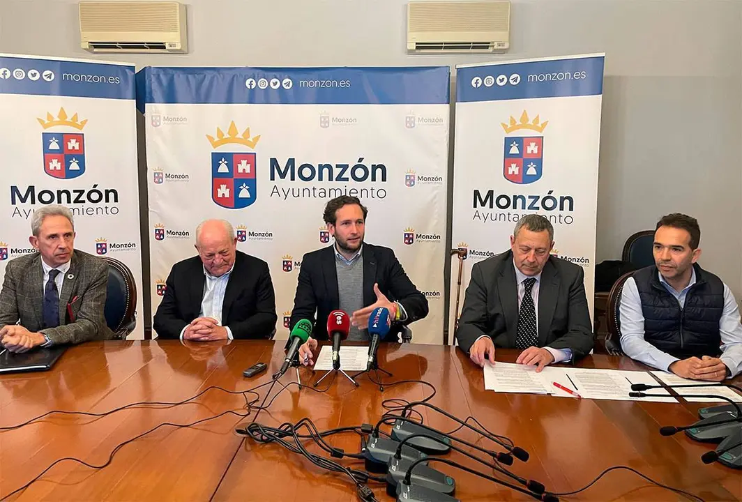 Foto de los encargados de presentar las jornadas en el Ayuntamiento de Monz&oacute;n