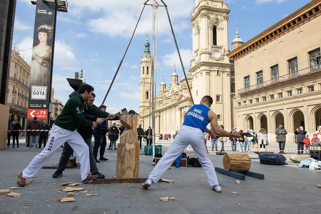 aizkolaris del Pa&iacute;s Vasco en la plaza del Pilar de Zaragoza